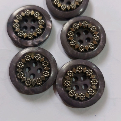 دکمه کتی و پالتویی