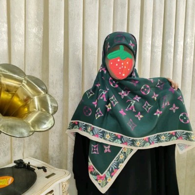 روسری ابریشم تویل طرح ال وی