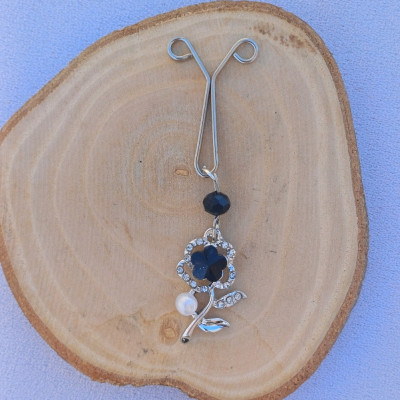 گیره روسری مجلسی طرح گل مشکی نگین دار بسیار شیک