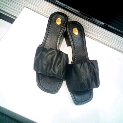 صندل زنانه مشکی پاشنه دار