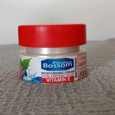 کرم آبرسان بوسوم مدل ویتامین E