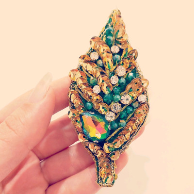 گل سینه برگ جواهردوزی