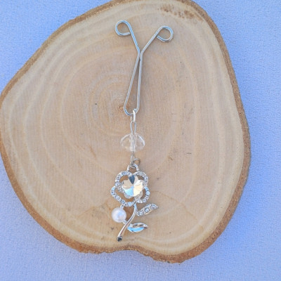 گیره روسری مجلسی زنانه طرح گل سفید