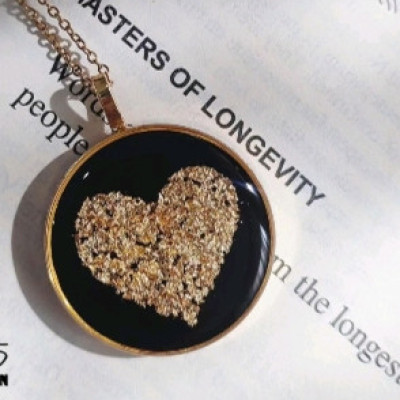 گردنبند رزینی قلب ورق طلا