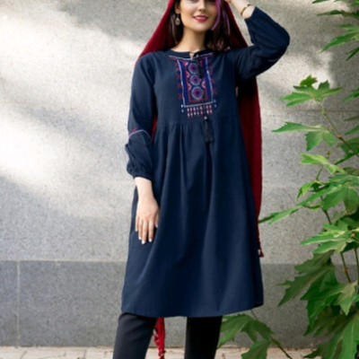 مانتو جلو بسته نخی سرمه ای مدل توکا با گلدوزی