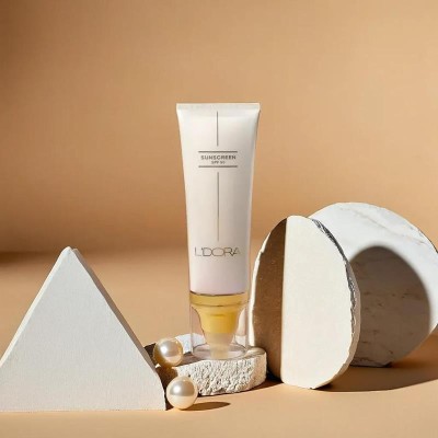 کرم ضد آفتاب SPF50 بی رنگ مناسب انواع پوست لدورا کر 80 میلی لیتر