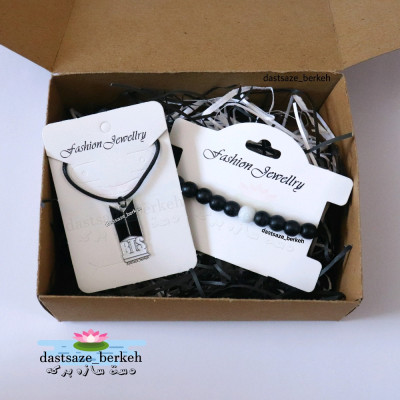 باکس هدیه ولنتاین شامل گردنبند بی تی اس و دستبند سنگی سفید و مشکی bts