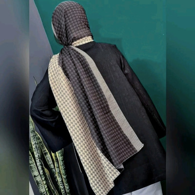 شال گوچی کرمی مشکی نخ ابریشم لطیف دوردست دوز قواره بزرگ