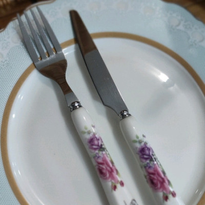 کارد و چنگال میوه خوری دسته سرامیکی گلداررومانتیک هوم