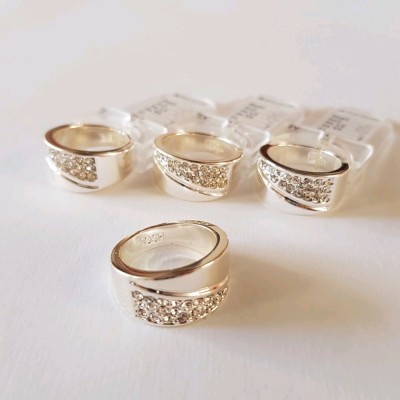 انگشتر مجلسی نقره ای نگین دار ، کار فوق العاده زیبا و درخشان-143487