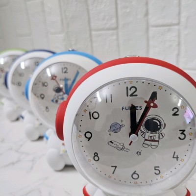 ساعت رومیزی مدل فضانورد کد f150